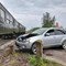 Auto osobowe wjechało pod pociąg prowadzony parowozem Auto osobowe wjechało pod pociąg prowadzony parowozem