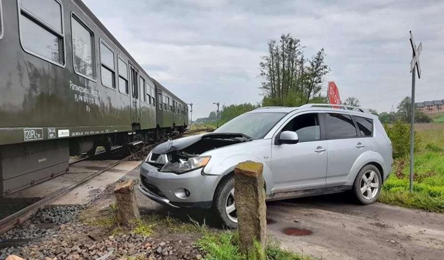 Auto osobowe wjechało pod pociąg prowadzony parowozem