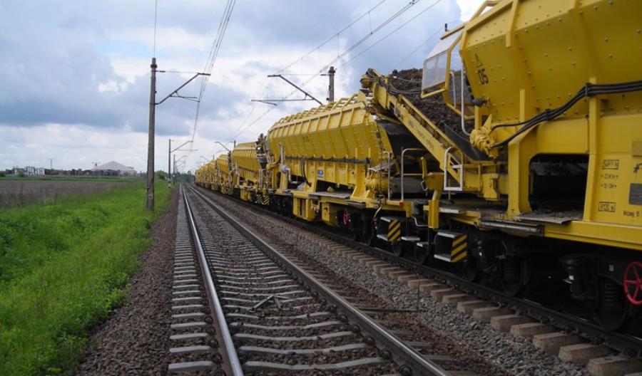 Kombajn podtorzowy AHM 800R pracuje na linii z Wrocławia do Oleśnicy
