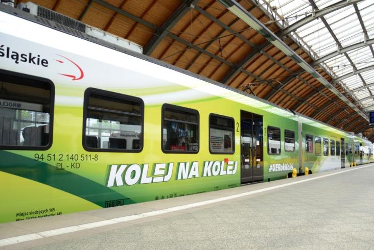 Specjalnie oklejony pociąg Kolei Dolnośląskich promuje Europejski Rok Kolei Specjalnie oklejony pociąg Kolei Dolnośląskich promuje Europejski Rok Kolei