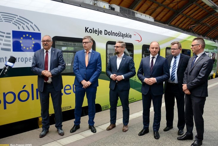 Specjalnie oklejony pociąg Kolei Dolnośląskich promuje Europejski Rok Kolei