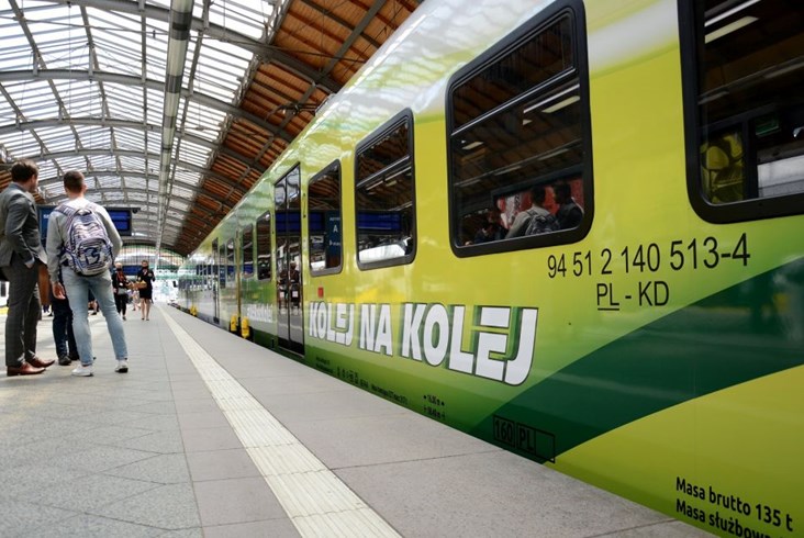 Specjalnie oklejony pociąg Kolei Dolnośląskich promuje Europejski Rok Kolei