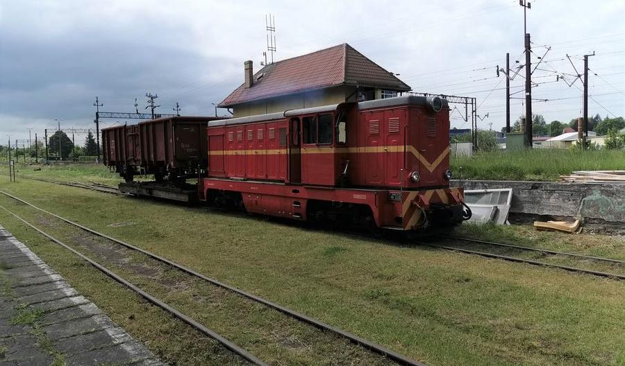 Koszalińska wąskotorówka uruchomiła wąskotorowy transporter do przewozu normalnotorowych wagonów
