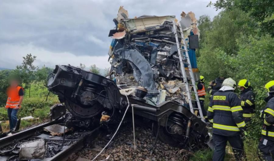 Dwa pociągi pasażerskie zderzyły się w Czechach. Są zabici i ranni [zdjęcia]