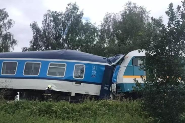 Dwa pociągi pasażerskie zderzyły się w Czechach. Są zabici i ranni [zdjęcia]
