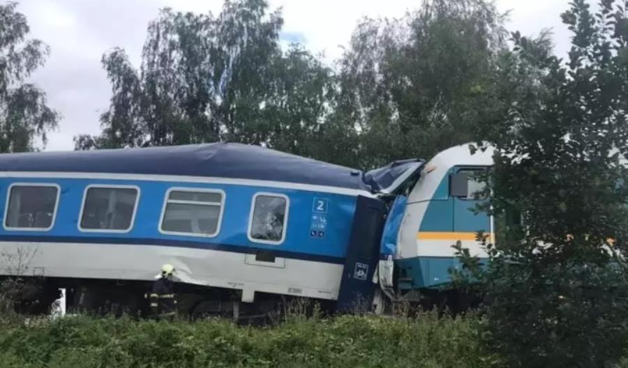 Dwa pociągi pasażerskie zderzyły się w Czechach. Są zabici i ranni [zdjęcia]