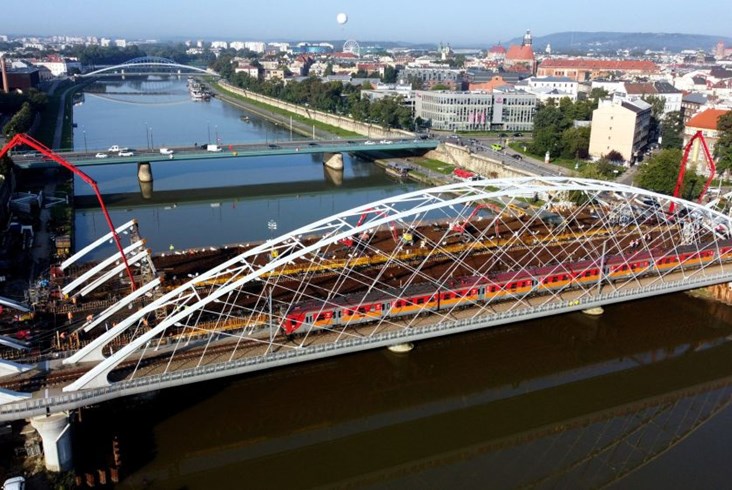 Kraków: Trwa betonowanie największego przęsła nowego mostu kolejowego [zdjęcia]