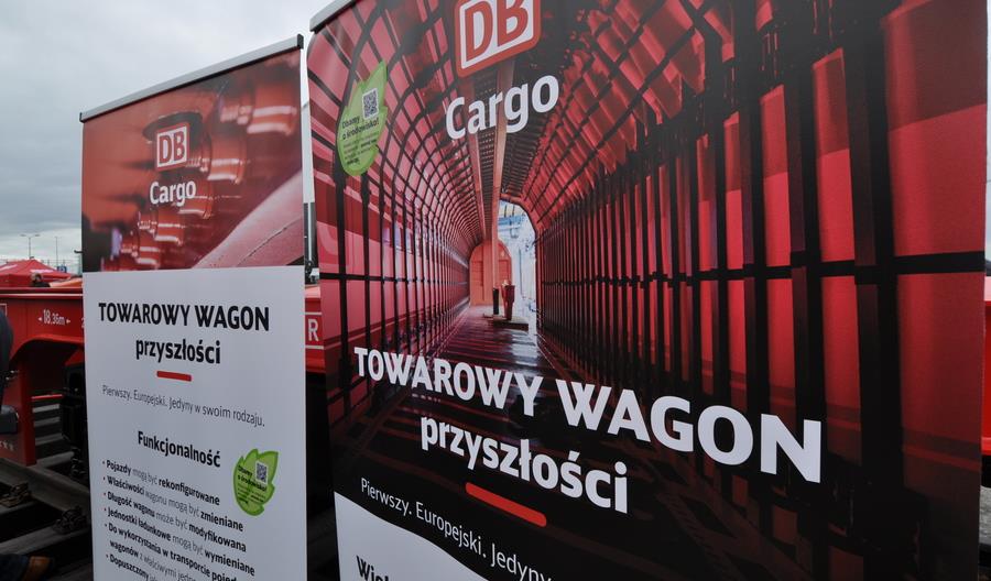Nowy wagon towarowy DB Cargo Polska. Może zmieniać długość, przewiezie niemal wszystko