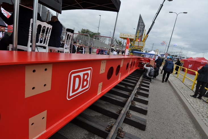 Nowy wagon towarowy DB Cargo Polska. Może zmieniać długość, przewiezie niemal wszystko