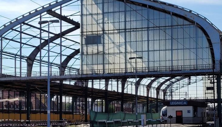 Modernizacja zabytkowej hali peronowej w Legnicy idzie mozolnie