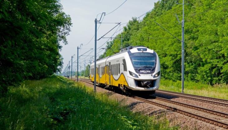 Drużyna Kolei Dolnośląskich poprosiła pasażerów o popchnięcie pociągu?