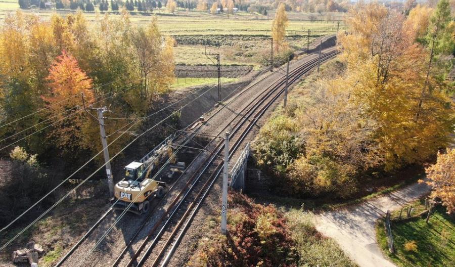Rozpoczęły się kolejne prace na odcinku linii kolejowej Stróże - Grybów [zdjęcia]