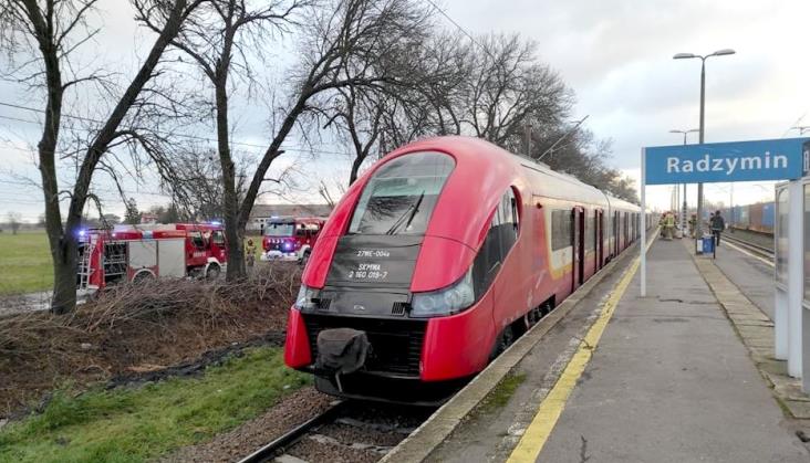 W Radzyminie na pociąg SKM spadła sieć trakcyjna. Pojawił się ogień [film]
