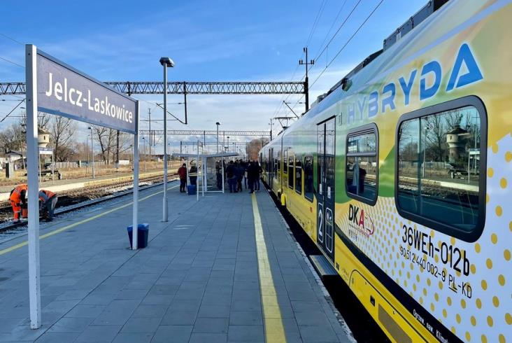 Promocyjny pociąg Dolnośląskich Kolei Aglomeracyjnych dojechał do Jelcza [zdjęcia]