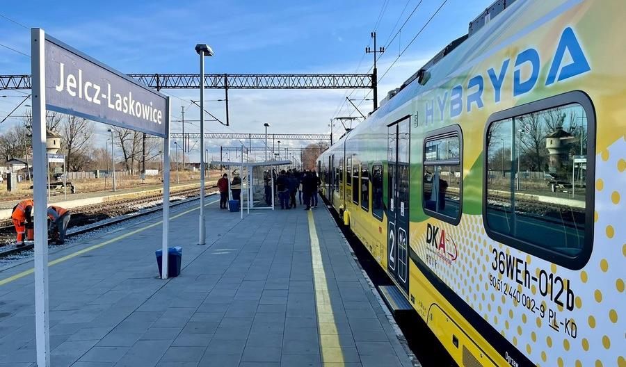 Promocyjny pociąg Dolnośląskich Kolei Aglomeracyjnych dojechał do Jelcza [zdjęcia]