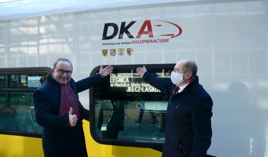 Promocyjny pociąg Dolnośląskich Kolei Aglomeracyjnych dojechał do Jelcza [zdjęcia]
