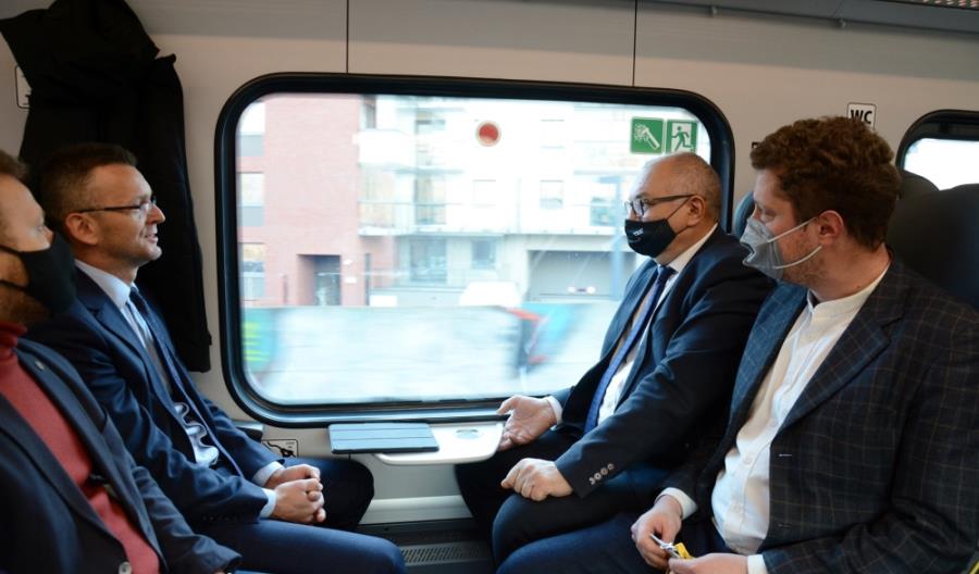 Promocyjny pociąg Dolnośląskich Kolei Aglomeracyjnych dojechał do Jelcza [zdjęcia]