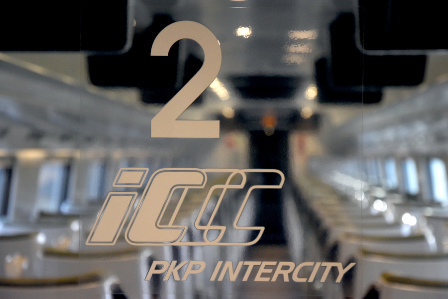 Ograniczenie liczby miejsc w PKP Intercity. Operator czeka na szczegóły od rządu