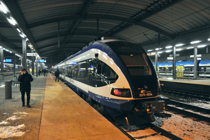 ED74 po modernizacji pojechał z pasażerami. Jest bardzo cichy [zdjęcia]