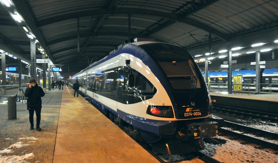 ED74 po modernizacji pojechał z pasażerami. Jest bardzo cichy [zdjęcia]