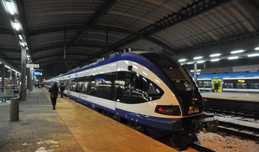 ED74 po modernizacji pojechał z pasażerami. Jest bardzo cichy [zdjęcia]