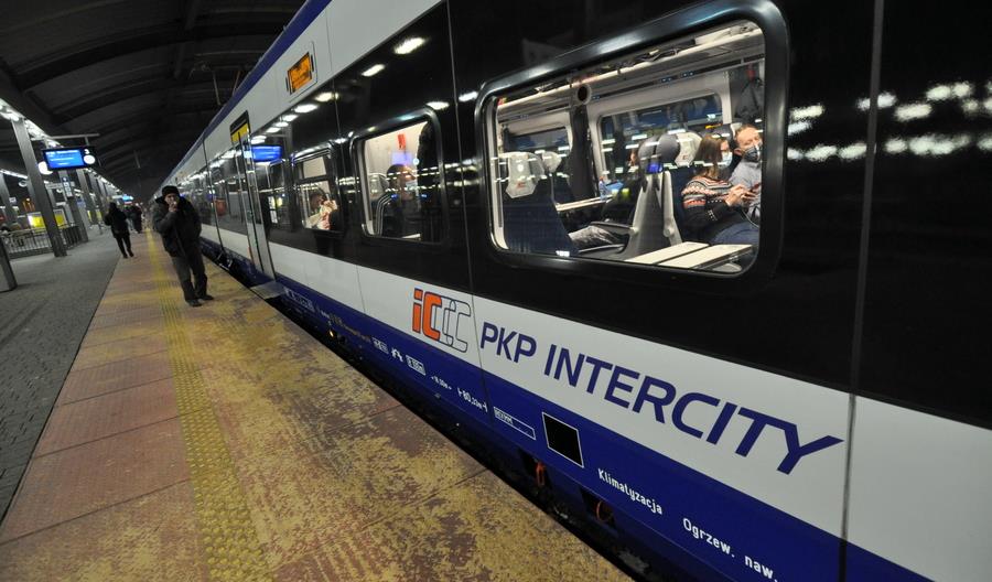ED74 po modernizacji pojechał z pasażerami. Jest bardzo cichy [zdjęcia]