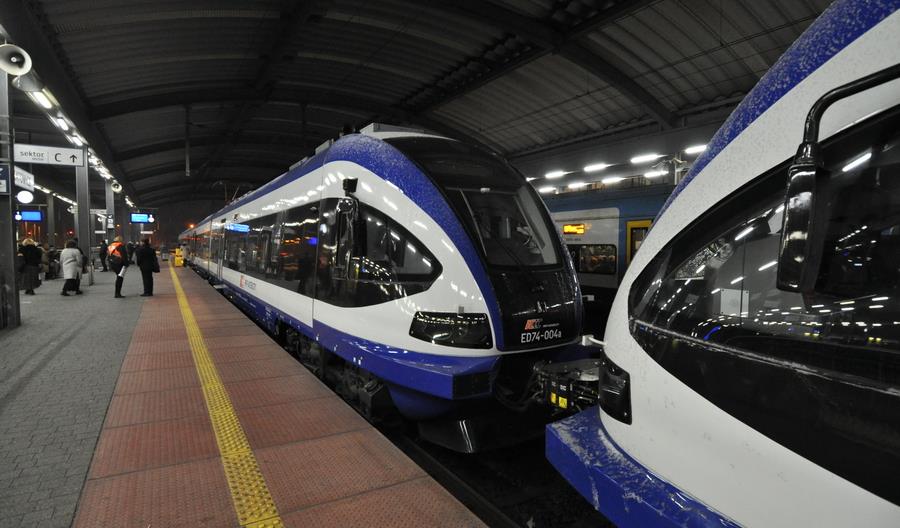 ED74 po modernizacji pojechał z pasażerami. Jest bardzo cichy [zdjęcia]