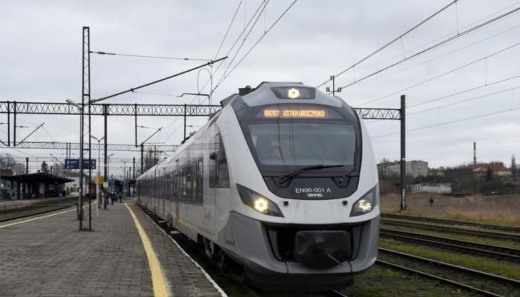 Kolej ze Słupska do Ustki zdobywa nowych pasażerów ze względu na remont drogi