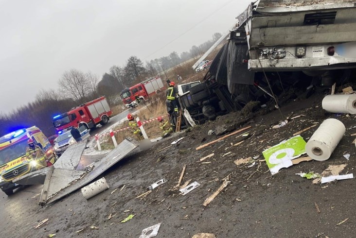 Wypadek pod Stokiem Lackim. Lokomotywa PKP IC wykolejona, szynobus Polregio uszkodzony [zdjęcia]