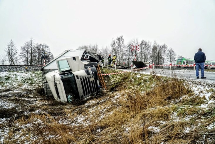 Wypadek pod Stokiem Lackim. Lokomotywa PKP IC wykolejona, szynobus Polregio uszkodzony [zdjęcia]