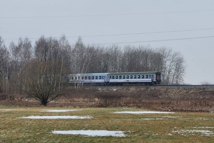 Wypadek pod Stokiem Lackim. Lokomotywa PKP IC wykolejona, szynobus Polregio uszkodzony [zdjęcia]