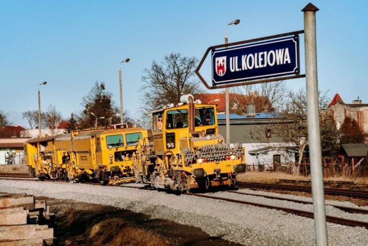 Jak postępują prace na linii 207 z Torunia do Chełmży? [zdjęcia]