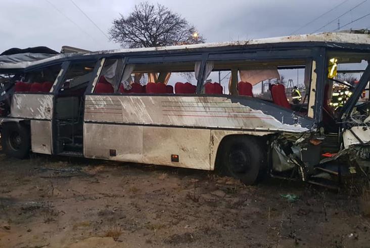 Autobus szkolny wjechał pod pociąg IC w Warlubiu. Jest nagranie Autobus szkolny wjechał pod pociąg IC w Warlubiu. Jest nagranie