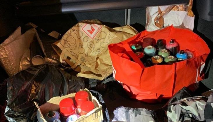 Kolekcja farb znaleziona w samochodzie graficiarza
