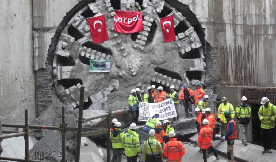 Pierwszy odcinek tunelu kolejowego pod Łodzią wydrążony [zdjęcia]
