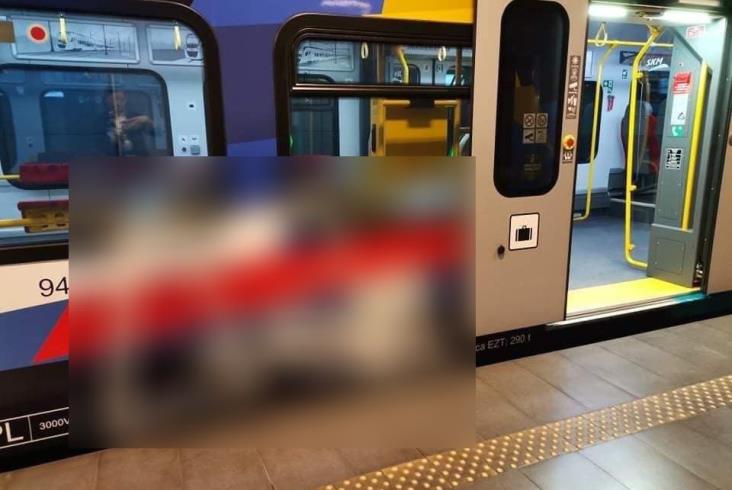 Grafficiarze uwzięli się na pociągi. Najnowszy Impuls SKM Warszawa też już pomazany Grafficiarze uwzięli się na pociągi. Najnowszy Impuls SKM Warszawa też już pomazany