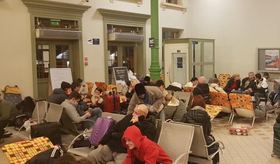 Miasto, służby i mieszkańcy pomagają Ukraińcom na dworcu w Przemyślu [zdjęcia]