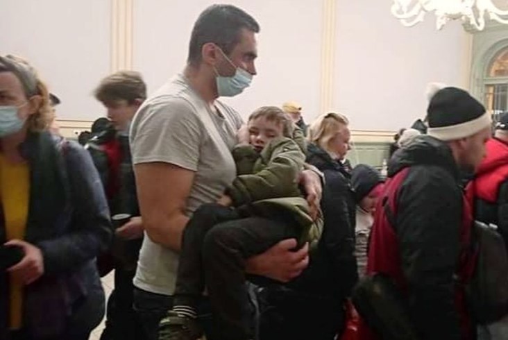 Miasto, służby i mieszkańcy pomagają Ukraińcom na dworcu w Przemyślu [zdjęcia]