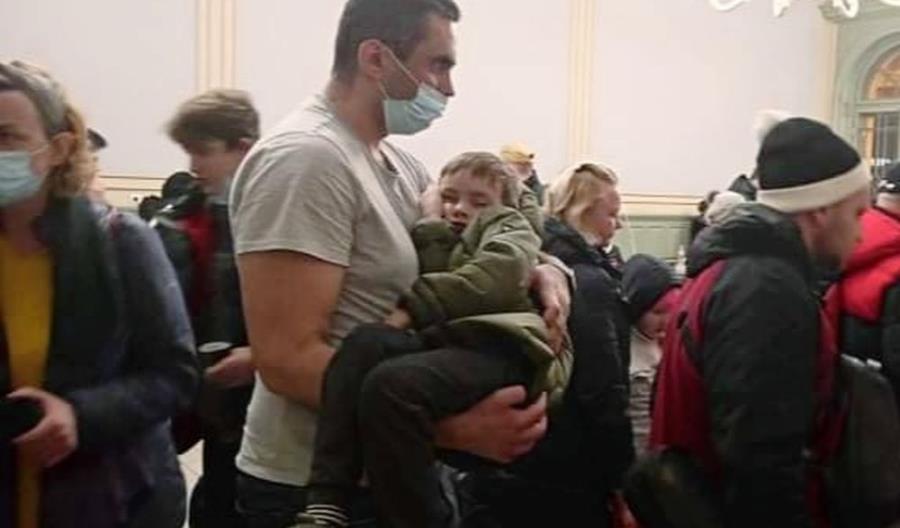 Miasto, służby i mieszkańcy pomagają Ukraińcom na dworcu w Przemyślu [zdjęcia]