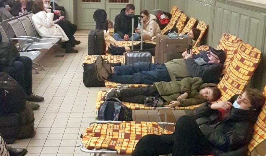 Miasto, służby i mieszkańcy pomagają Ukraińcom na dworcu w Przemyślu [zdjęcia]