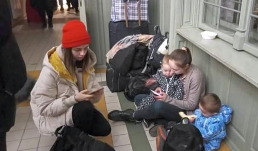 Miasto, służby i mieszkańcy pomagają Ukraińcom na dworcu w Przemyślu [zdjęcia]
