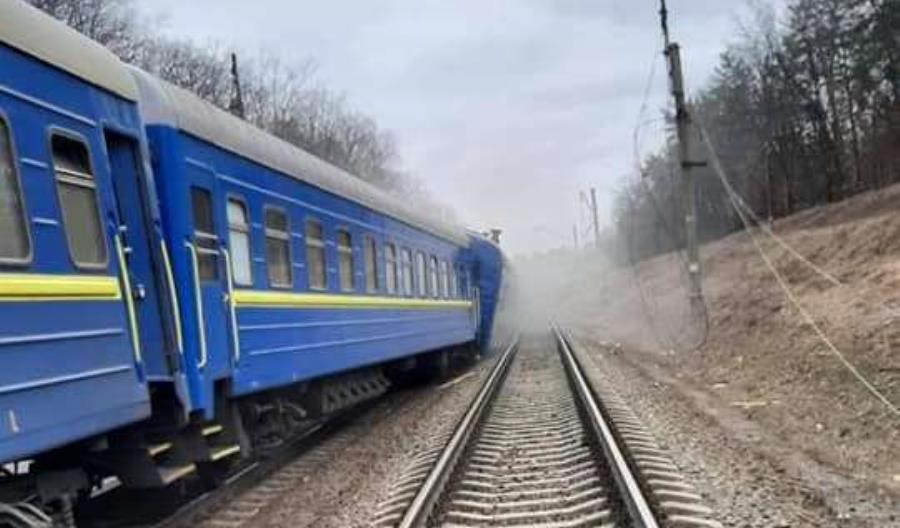 Ukraina. Pocisk zdemolował torowisko, wykoleił się pasażerski pociąg