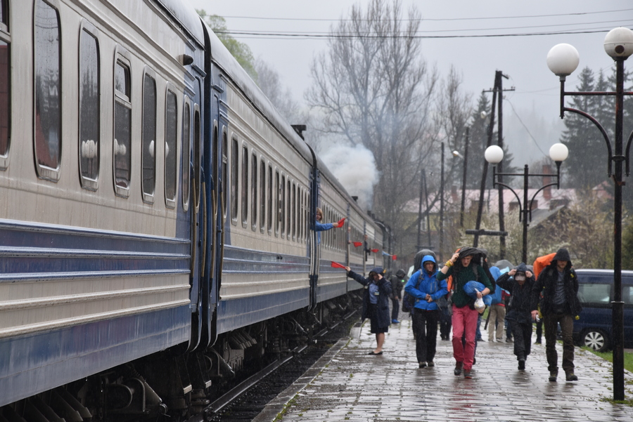 Kolej na Ukrainie. Dokąd jeszcze kursują pociągi i jak wjechać do państw Unii?