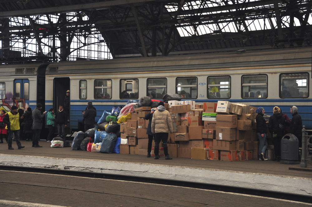Mnóstwo osób na stacji we Lwowie. Pomoc nieźle zorganizowana [zdjęcia]