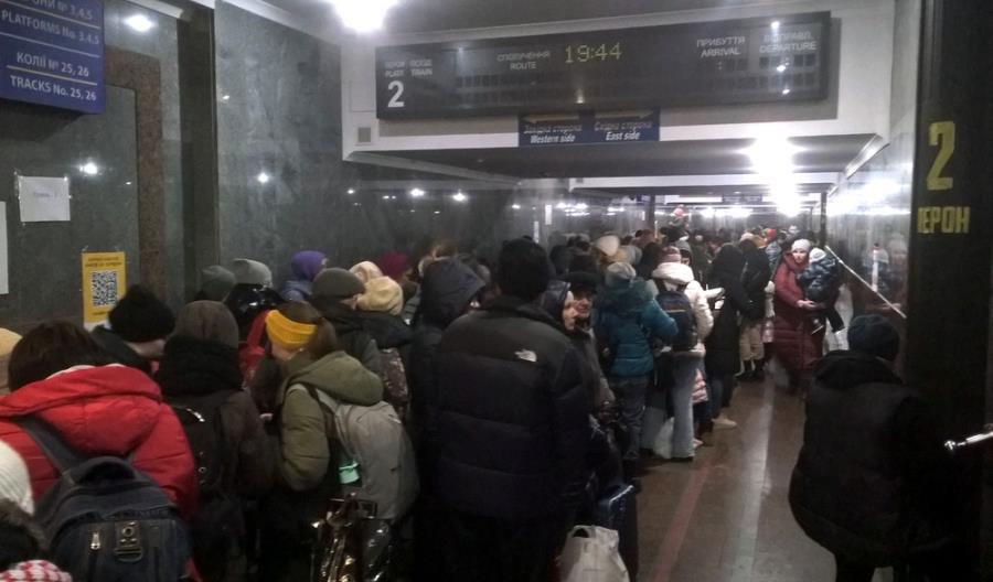 Mnóstwo osób na stacji we Lwowie. Pomoc nieźle zorganizowana [zdjęcia]
