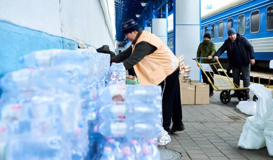 Koleje Ukraińskie dostarczają tysiące ton pomocy humanitarnej [zdjęcia]