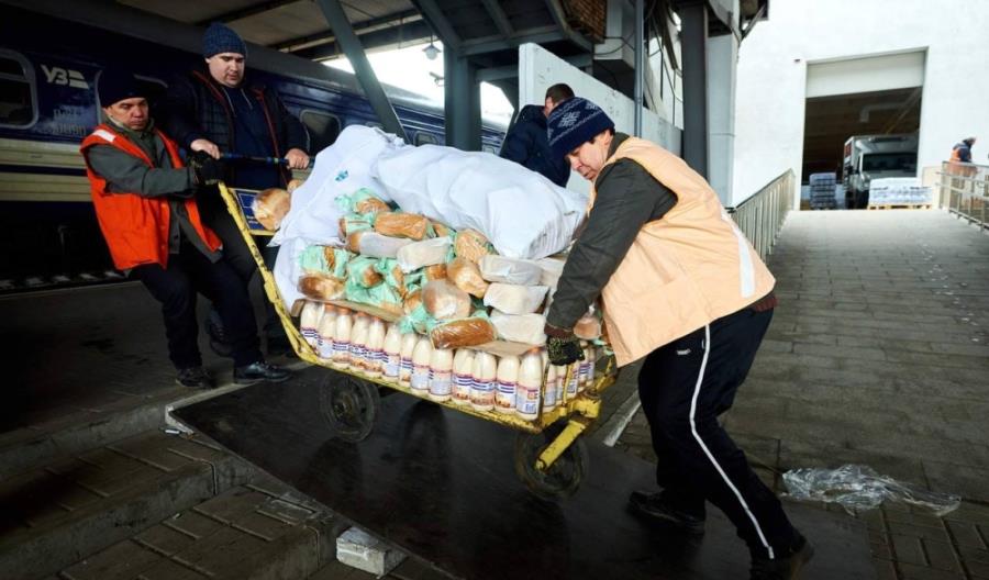 Koleje Ukraińskie dostarczają tysiące ton pomocy humanitarnej [zdjęcia]
