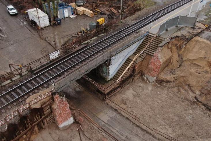 Przebudowa mostów i wiaduktów na linii Wrocław – Jelcz. Zamknięte tory i droga