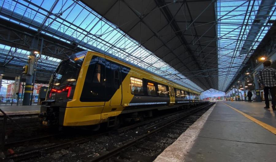 Nowe pociągi Stadlera dla Liverpoolu jadą z Siedlec