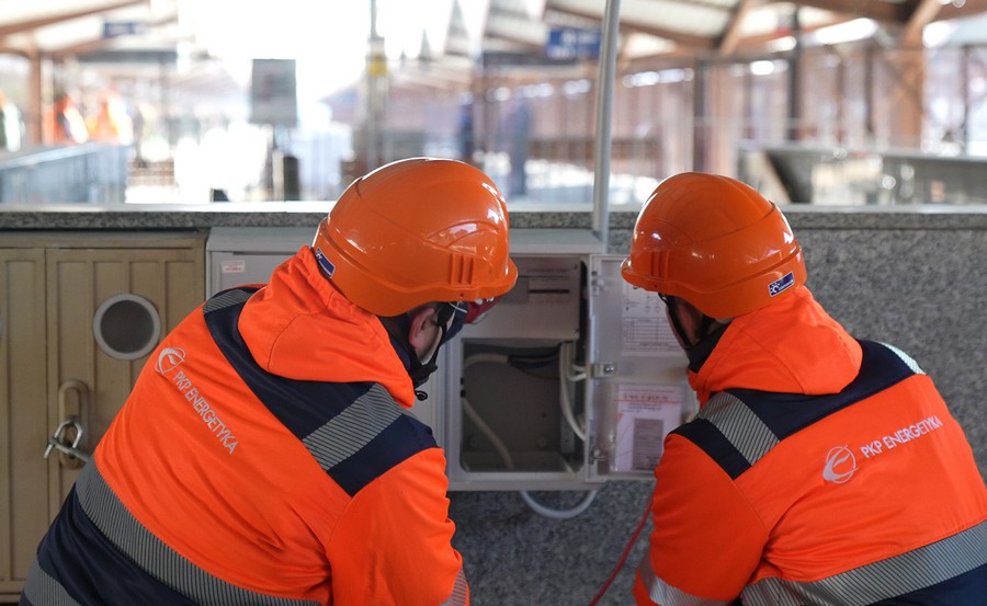 PKP Energetyka. Dodatkowe punkty poboru energii umożliwiły pomoc uchodźcom [film]